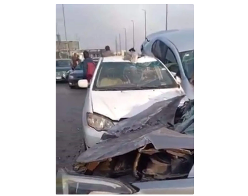 تصادم سيارة ميكروباص بملاكي