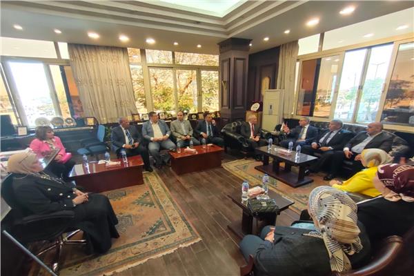 محافظ الأقصر خلال لقائه بوفد النواب