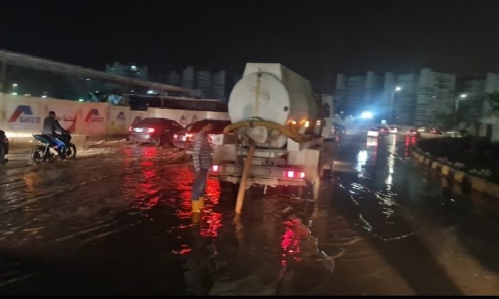 محافظ الجيزة يوجه الأحياء والمراكز وشركه المياه وهيئة النظافه باستمرار التواجد الميداني لمعدات الشفط ورفع اثار الأمطار