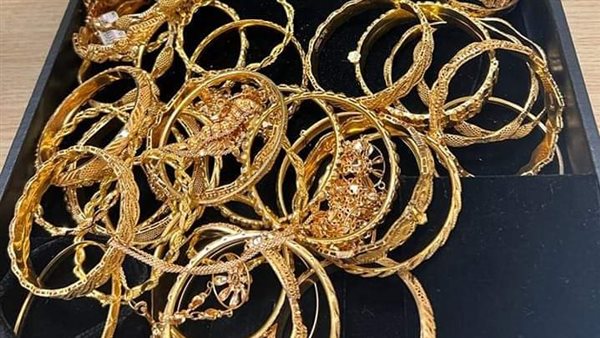 رجال الجمارك بمطار أسيوط الدولي