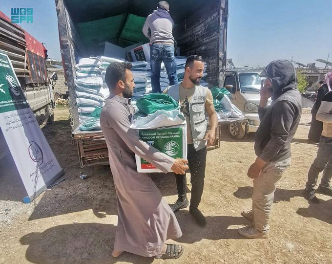 مركز الملك سلمان للإغاثة يواصل توزيع المواد الإغاثية لمتضرري الزلزال في محافظتي حلب وإدلب بسوريا