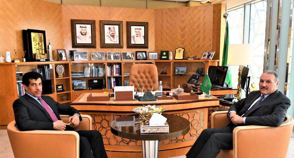 سفير خادم الحرمين الشريفين لدى جمهورية مصر العربية أسامة بن أحمد نقلي بمكتبه في مقر السفارة اليوم سفير دولة قطر لدى القاهرة سالم مبارك آل شافي