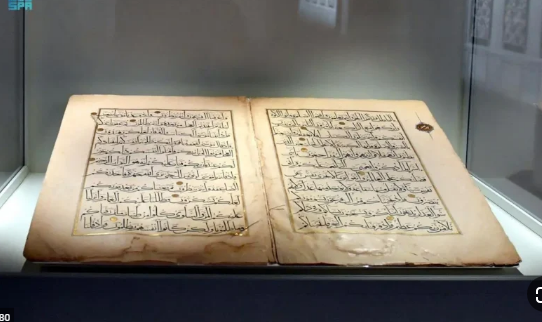 بينالي الفنون الإسلامية 2023 ينفرد بعرض مخطوطات قرآنية عمرها يزيد على 1400 عام