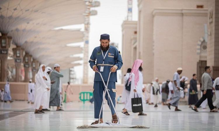 وكالة شؤون المسجد النبوي تكثّف جهودها اليومية من خلال أعمال التطهير والتعقيم
