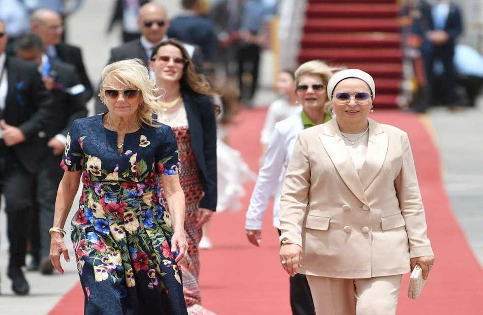 الموقع الرئاسي ينشر فيديو الرئيس السيسي وقرينته يستقبلان السيدة الأمريكية الأولى