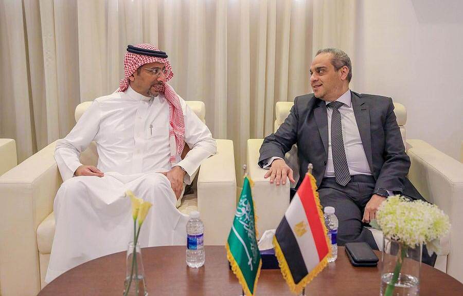 وزير الصناعة والثروة المعدنية يزور عدداً من المنشآت الصناعية ومدينة الدواء في مصر