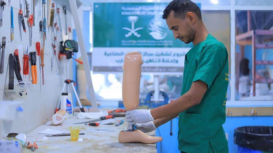 مركز الملك سلمان للإغاثة يدعم مركز للأطراف الصناعية وللغسيل الكلوي وينفذ برنامج لأمراض وجراحات القلب في اليمن
