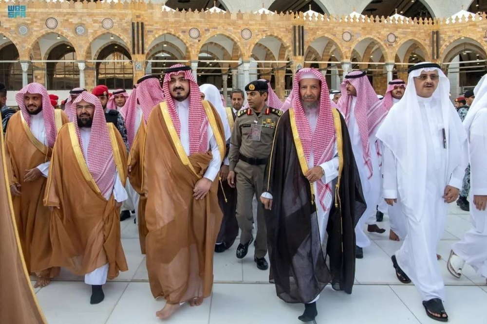 نيابة عن خادم الحرمين الشريفين .. نائب أمير منطقة مكة المكرمة يتشرف بغسل الكعبة المشرفة