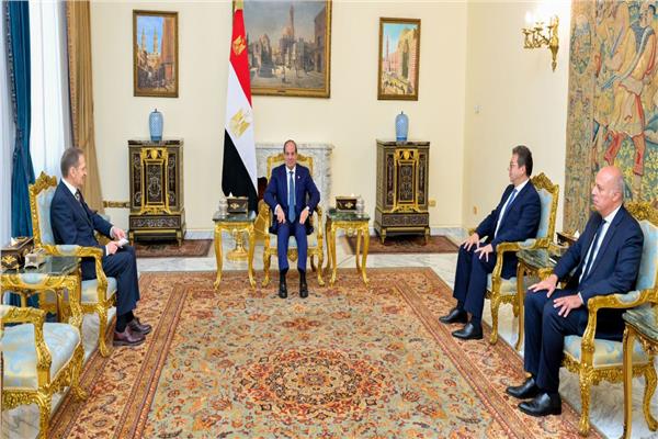 الرئيس السيسي خلال استقباله رئيس جهاز الاستخبارات الخارجية بروسيا الاتحادية