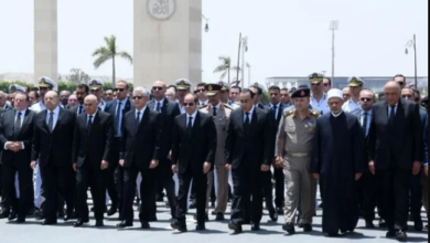 السيسي يتقدم مشيعي جنازة والد رئيس الوزراء في مسجد المشير