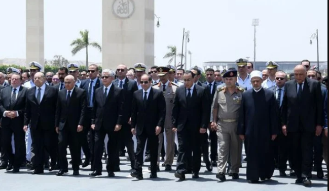 السيسي يتقدم مشيعي جنازة والد رئيس الوزراء في مسجد المشير